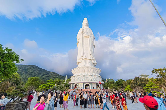 Đến Đà Nẵng du lịch nhớ ghé chùa Linh Ứng để cầu mong điều tốt đẹp